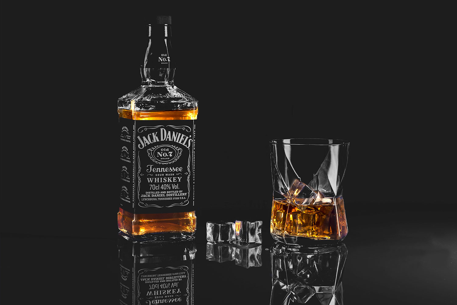 jack daniels and glass with ice